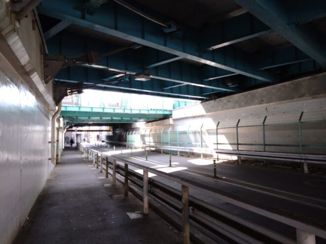 写真18．木津川左岸：木津川大橋高架下