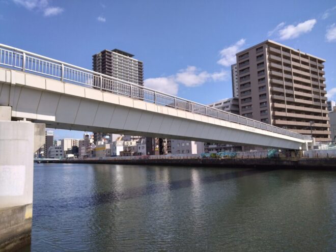 写真51．ドーム前歩道橋：木津川右岸下流側から撮影