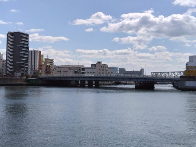 写真１．木津川に架かる大正橋