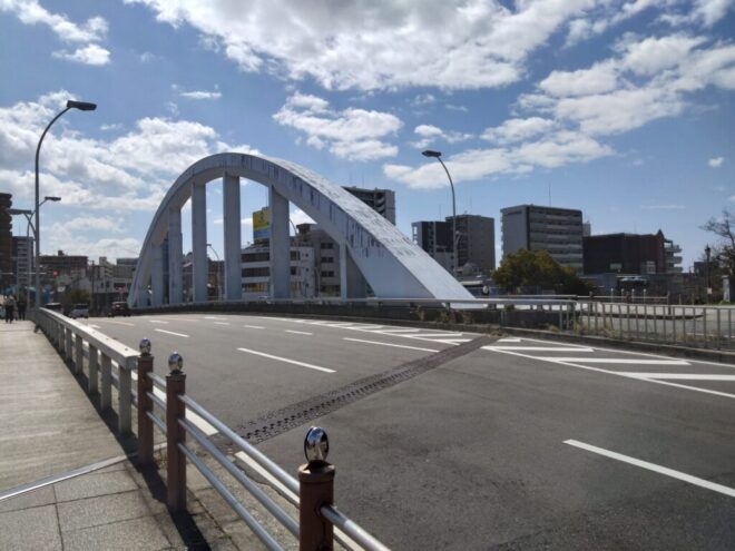 写真60．岩松橋の舗装面
